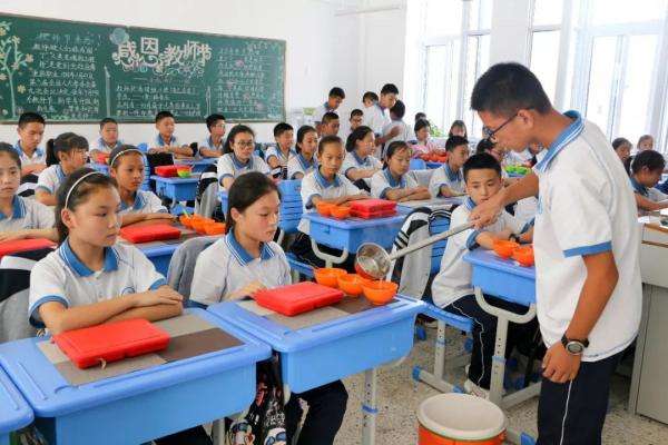 番禺石碁鎮(zhèn)前鋒小學(xué)學(xué)生餐配送