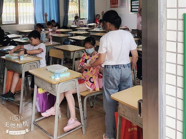 番禺石樓鎮(zhèn)聯(lián)圍小學(xué)學(xué)生用餐